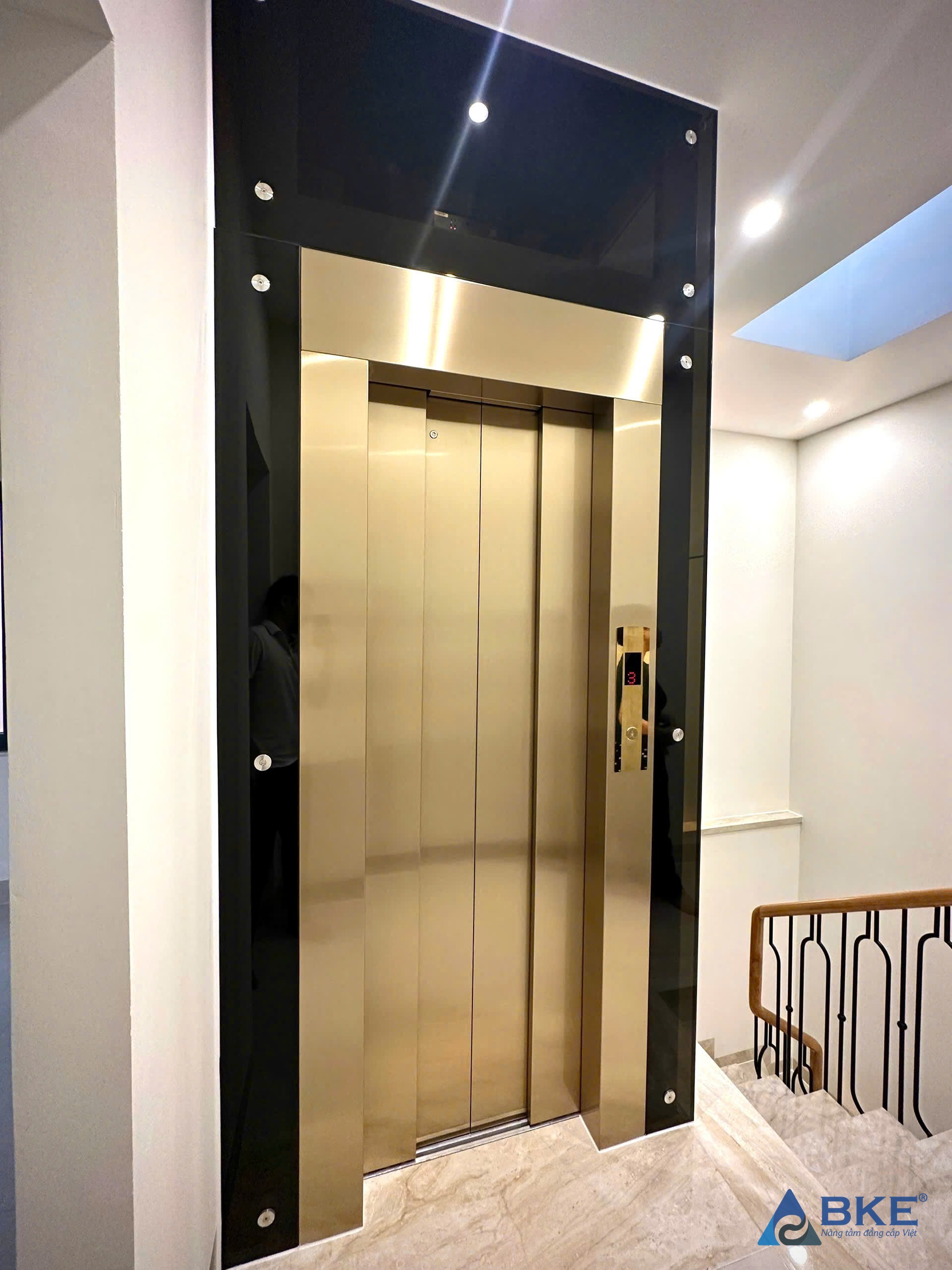 Bảng gọi tầng và cửa tầng thang máy gia đình lồng kính
