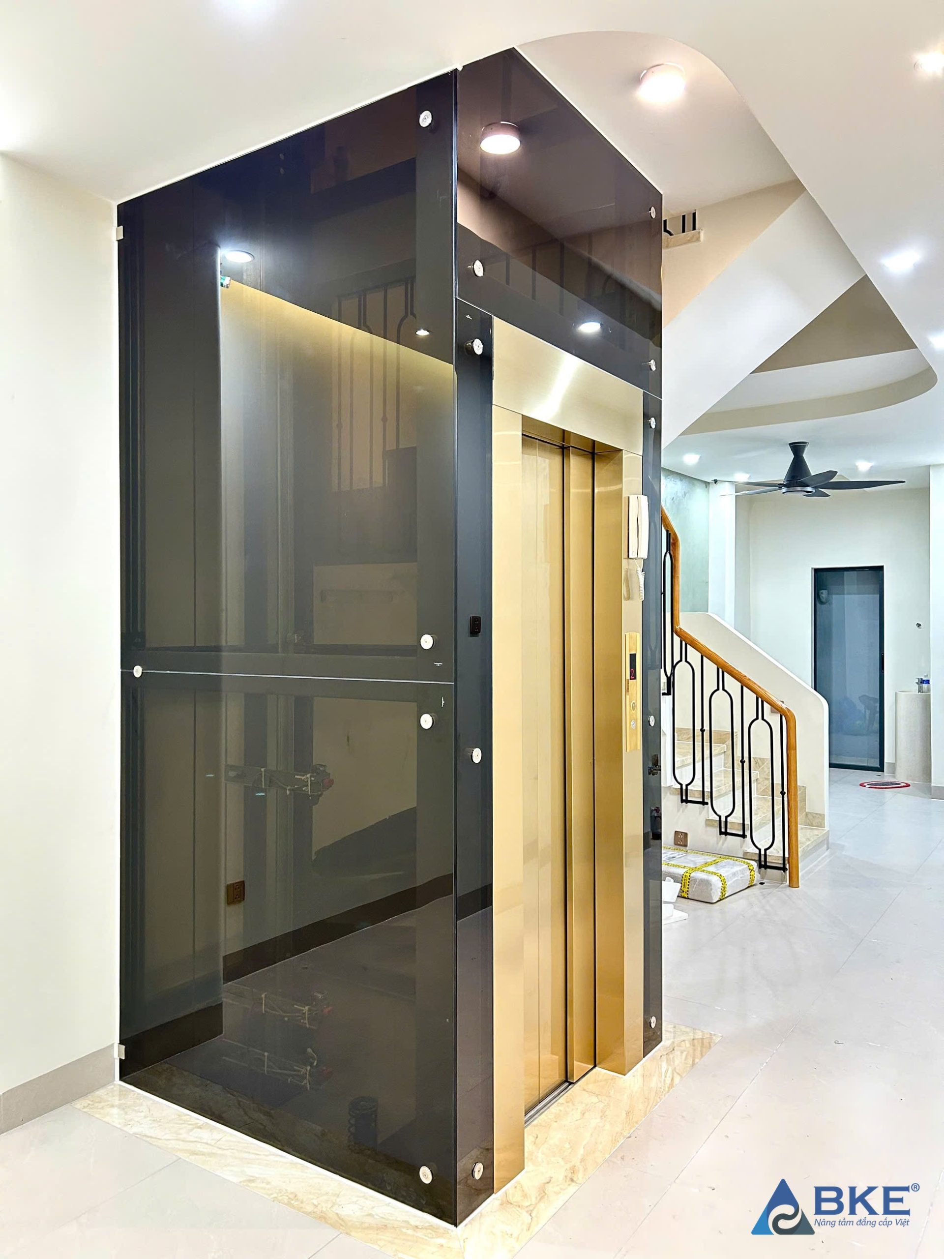 Thang máy lồng kính đã hoàn thiện tại công trình nhà ở